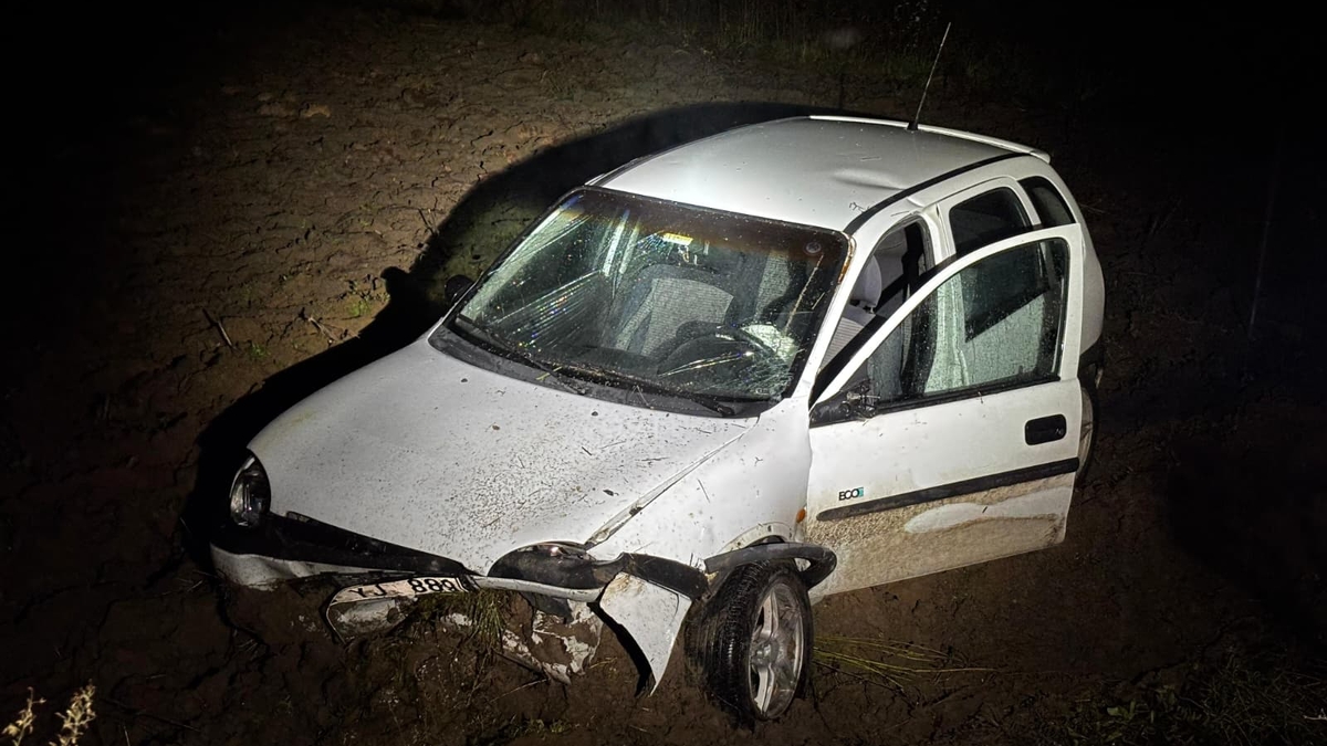 Tarlaya Uçan Otomobilde Can Pazarı! Sağlıkçı Tarlaya İnip Seferber Oldu