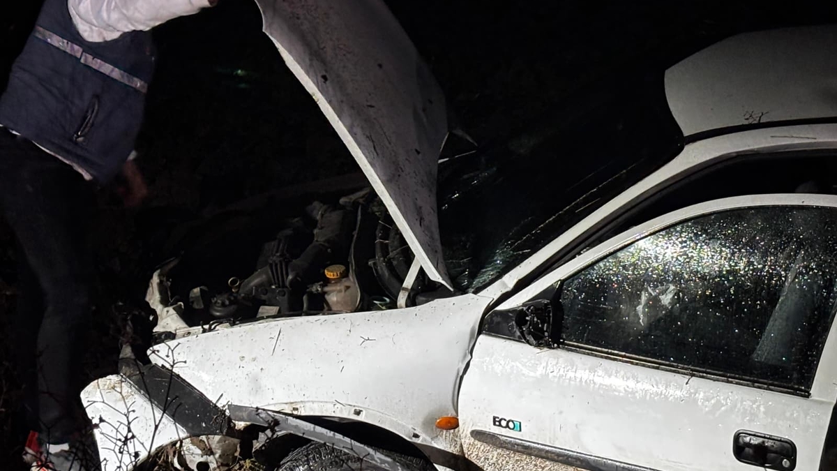 Tarlaya Uçan Otomobilde Can Pazarı! Sağlıkçı Tarlaya İnip Seferber Oldu