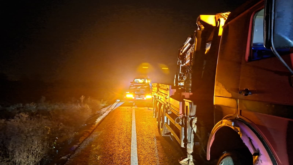 Tarlaya Uçan Otomobilde Can Pazarı! Sağlıkçı Tarlaya İnip Seferber Oldu