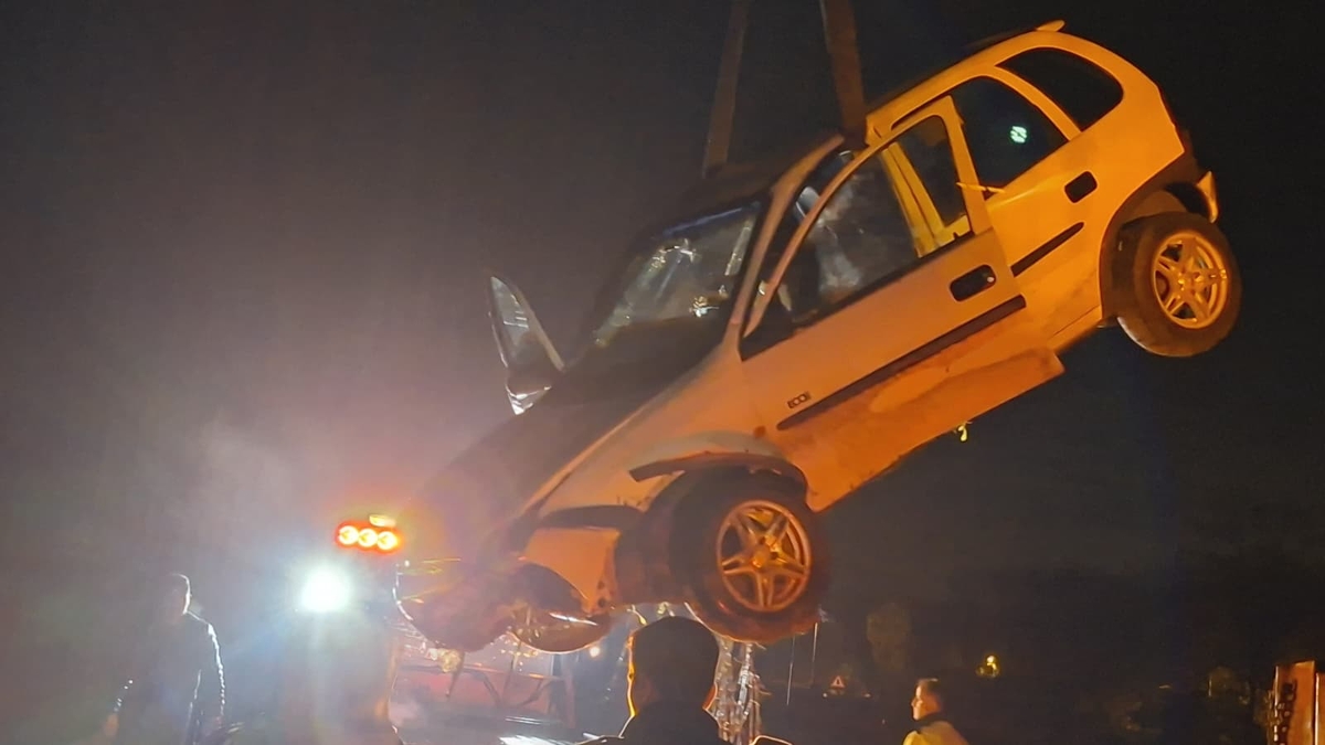 Tarlaya Uçan Otomobilde Can Pazarı! Sağlıkçı Tarlaya İnip Seferber Oldu