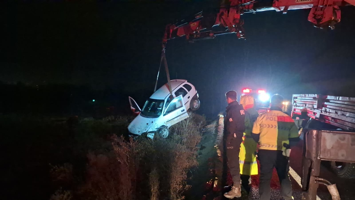 Tarlaya Uçan Otomobilde Can Pazarı! Sağlıkçı Tarlaya İnip Seferber Oldu