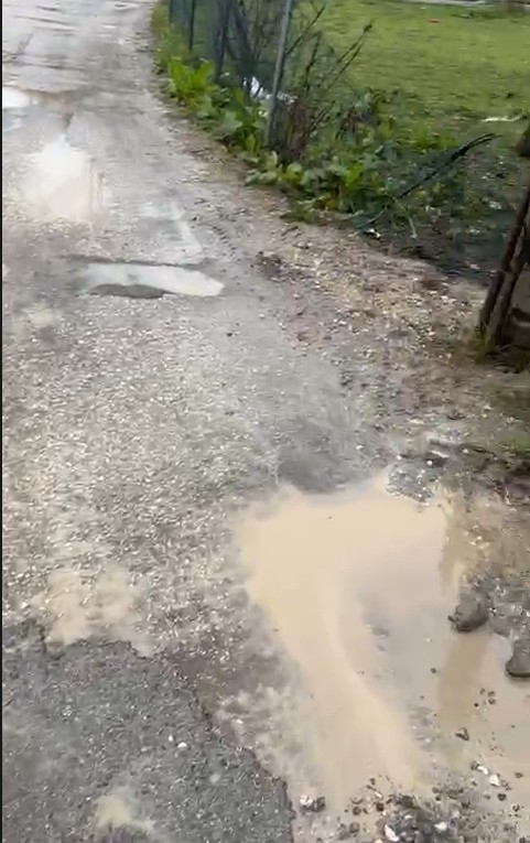 Taşağıl'da bayram günü vatandaş yoldaki çukurları kapatıyor