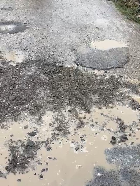 Taşağıl'da bayram günü vatandaş yoldaki çukurları kapatıyor