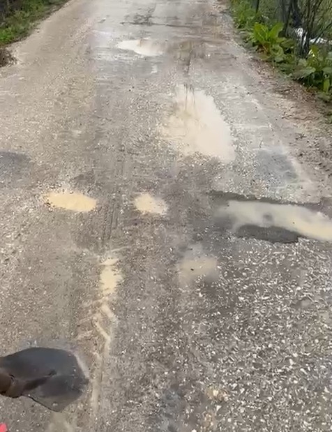 Taşağıl'da bayram günü vatandaş yoldaki çukurları kapatıyor