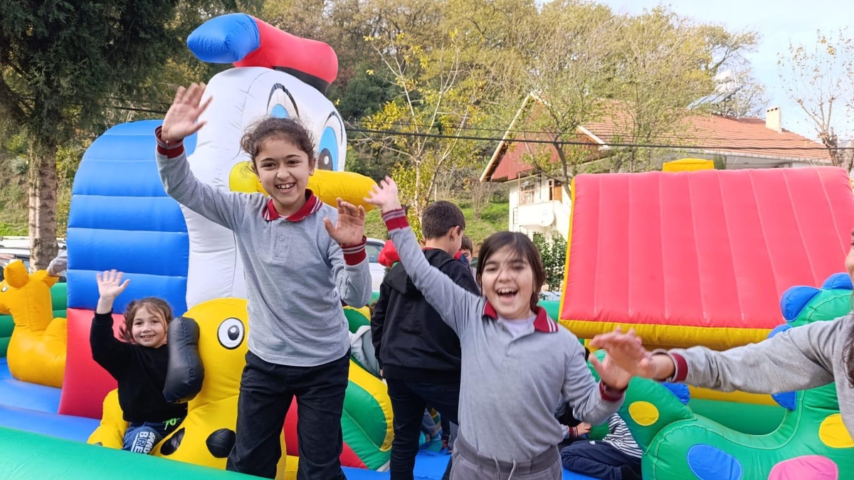 Taşburun Şehitali Camii Kur’an Kursu öğrencileri doyasıya eğlendi