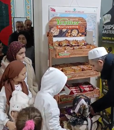 Taşburun Şehitali Camii'nde çocuklar Teravih namazında camiyi dolduruyor