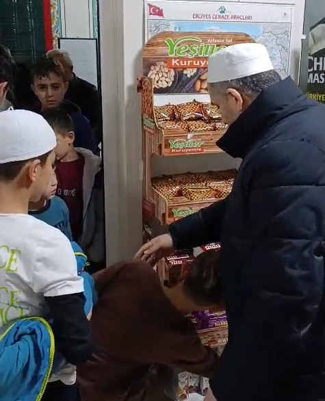 Taşburun Şehitali Camii'nde çocuklar Teravih namazında camiyi dolduruyor