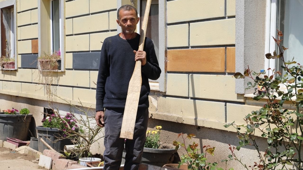 Taşkının yaşandığı mahallede ulaşımı kayıkla sağladı