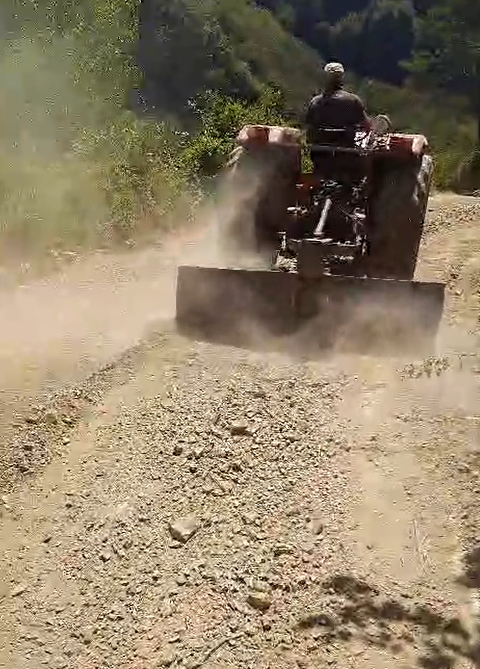 Taşyatak'ta vatandaş kendi yolunu kendi düzeltti