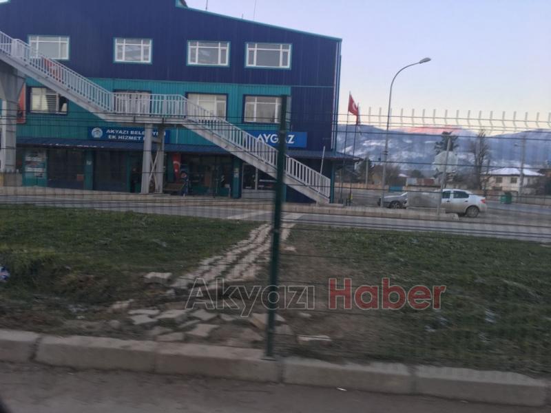 TEHLİKEYİ GÖZE ALIP ÜST GEÇİDİ KULLANMIYORLAR