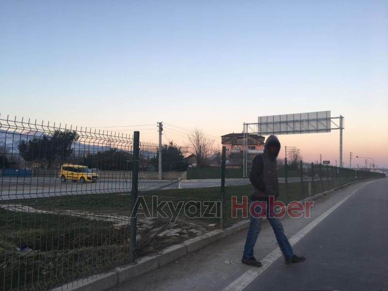 TEHLİKEYİ GÖZE ALIP ÜST GEÇİDİ KULLANMIYORLAR