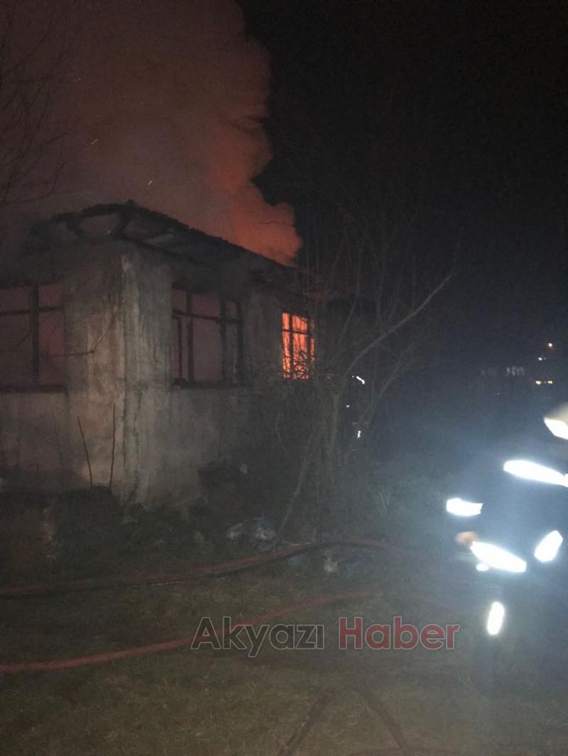 Tek Katlı Ev Alev Aldı