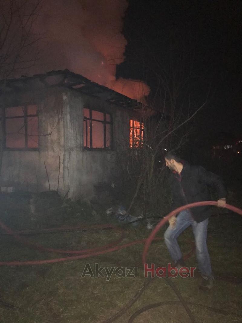 Tek Katlı Ev Alev Aldı