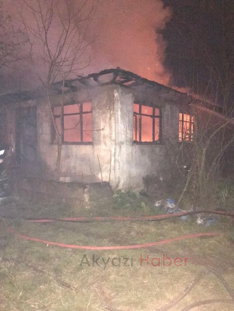 Tek Katlı Ev Alev Aldı