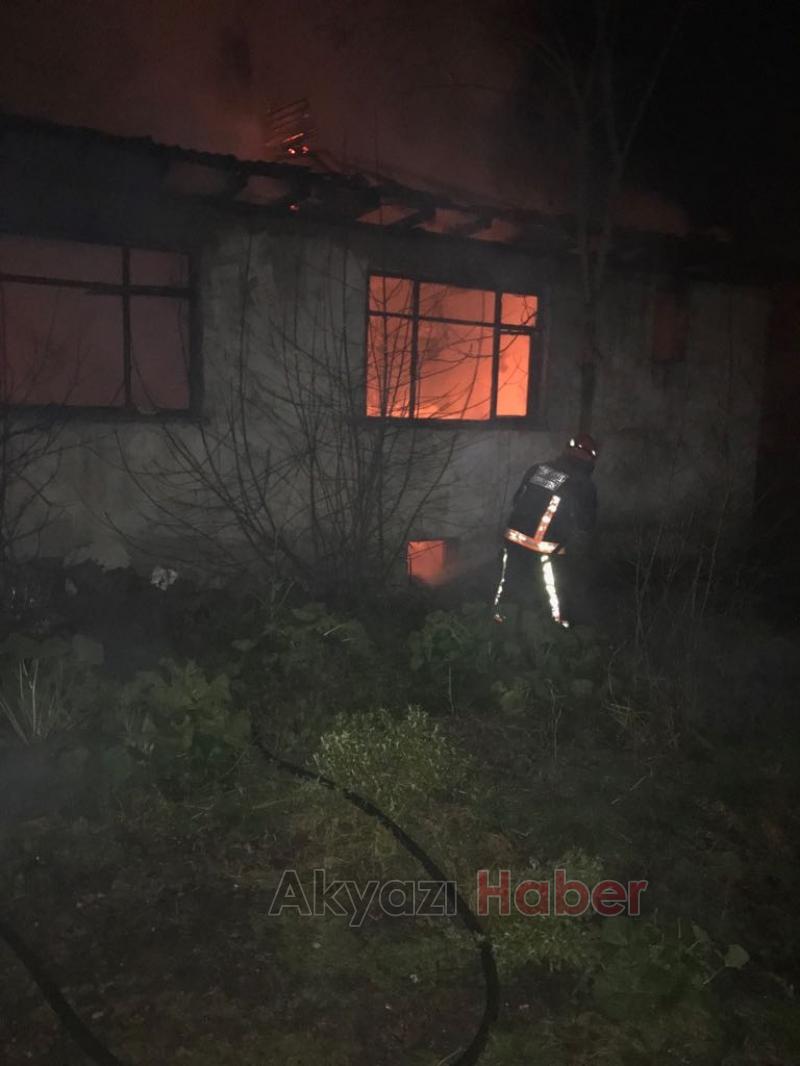 Tek Katlı Ev Alev Aldı
