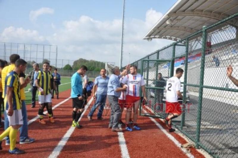 Tekmeler ve yumrukların havada uçuştuğu maçta Futbolculara ceza yağdı