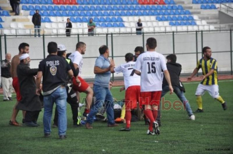 Tekmeler ve yumrukların havada uçuştuğu maçta Futbolculara ceza yağdı