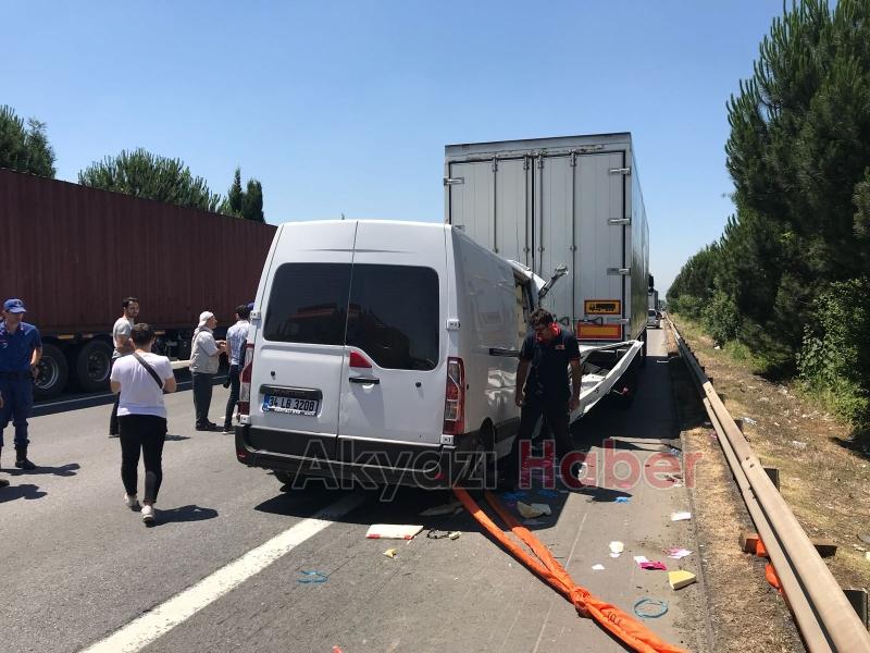 Tem Otoyolunda Panelvan Tır'a Arkadan Ok Gibi Saplandı