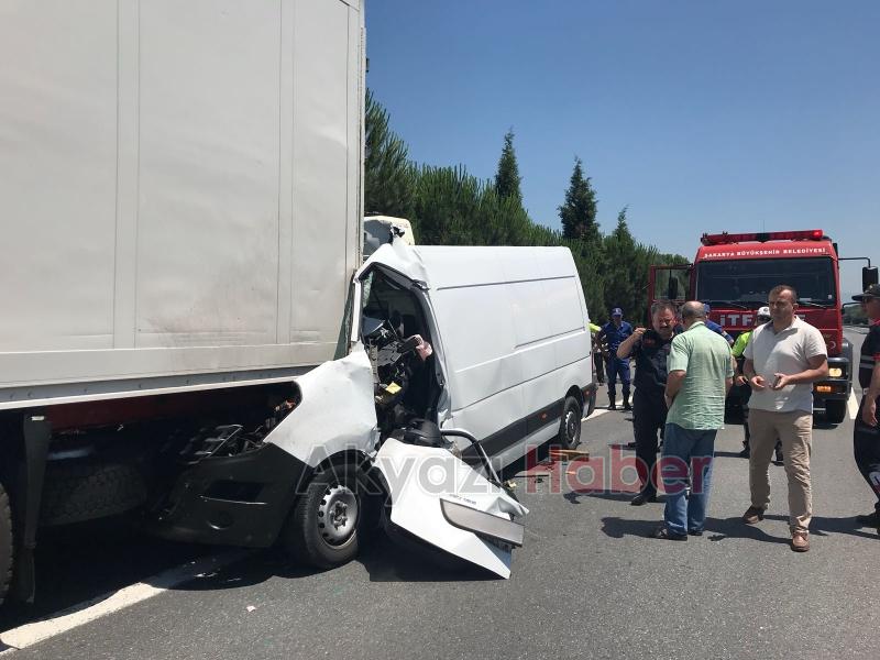 Tem Otoyolunda Panelvan Tır'a Arkadan Ok Gibi Saplandı