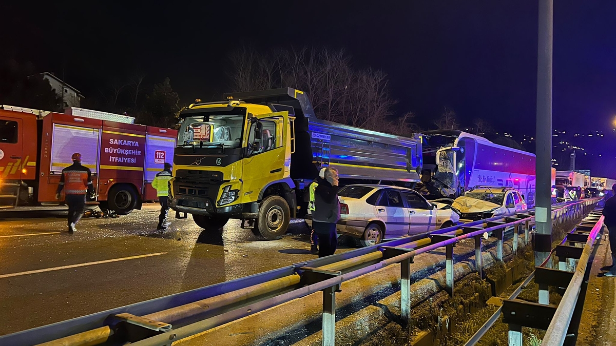 Otoyolda zincirleme kaza: 1 ölü, 27 yaralı