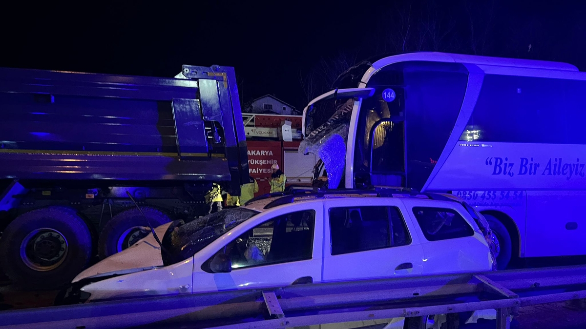 Otoyolda zincirleme kaza: 1 ölü, 27 yaralı