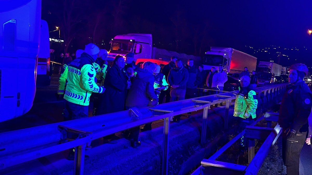 Otoyolda zincirleme kaza: 1 ölü, 27 yaralı