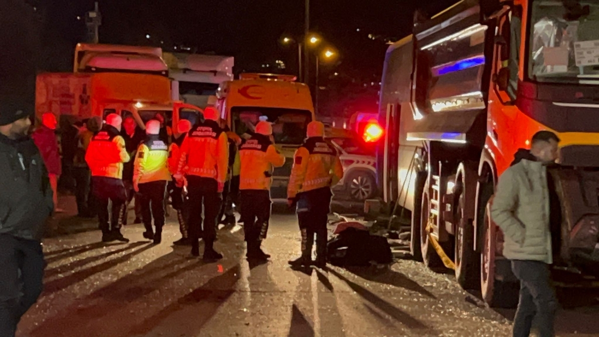 Otoyolda zincirleme kaza: 1 ölü, 27 yaralı