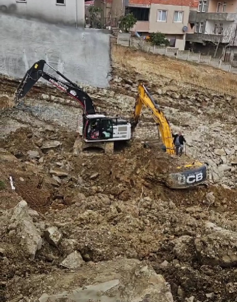Temel kazısında toprak kayması; Operatör ölümden döndü