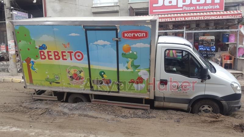 Ticari Araç Toprak Yolda Battı