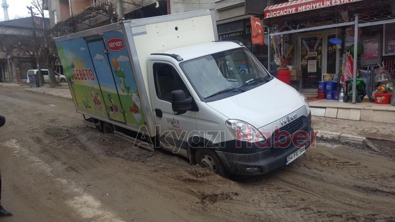 Ticari Araç Toprak Yolda Battı