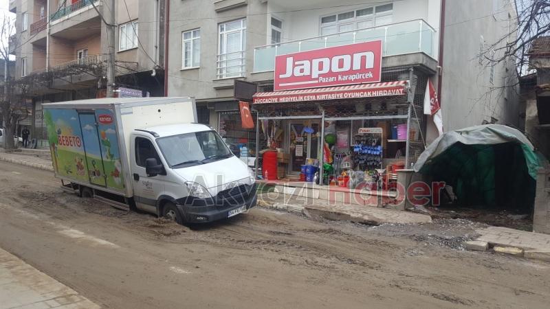 Ticari Araç Toprak Yolda Battı