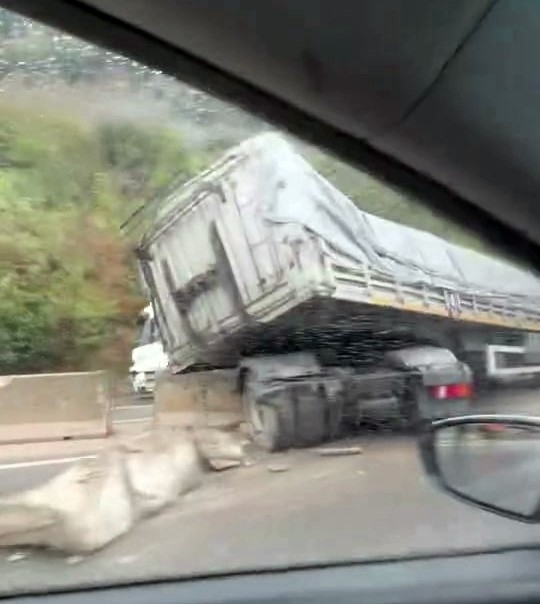 Tır bariyerlere girdi