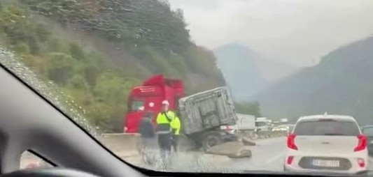Tır bariyerlere girdi