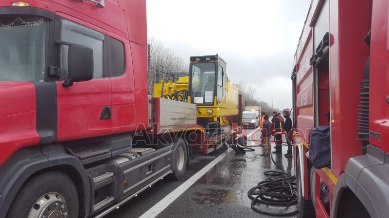  Tır Dorsesinin Lastikleri Alev Aldı