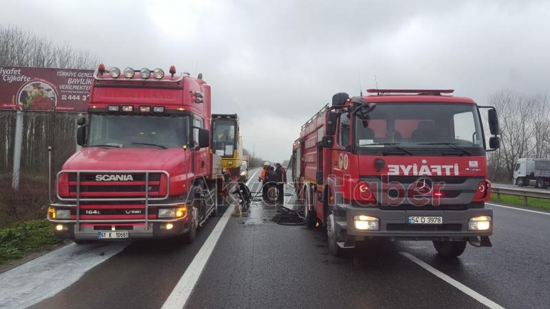  Tır Dorsesinin Lastikleri Alev Aldı