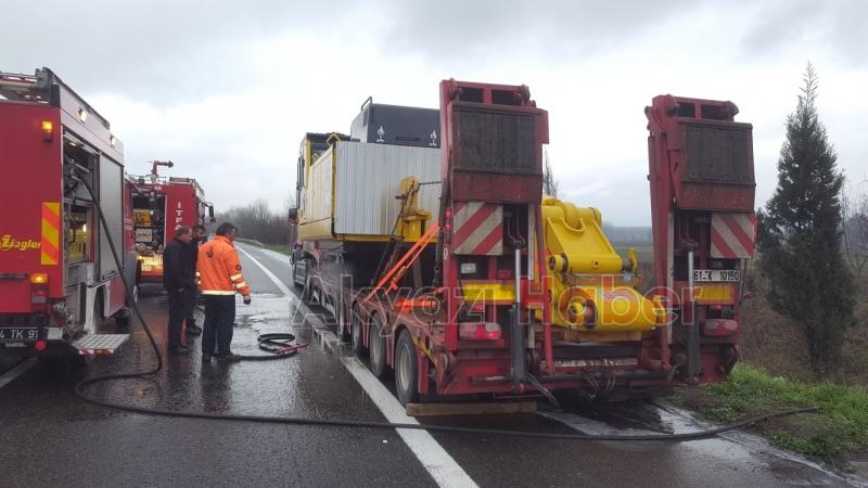  Tır Dorsesinin Lastikleri Alev Aldı