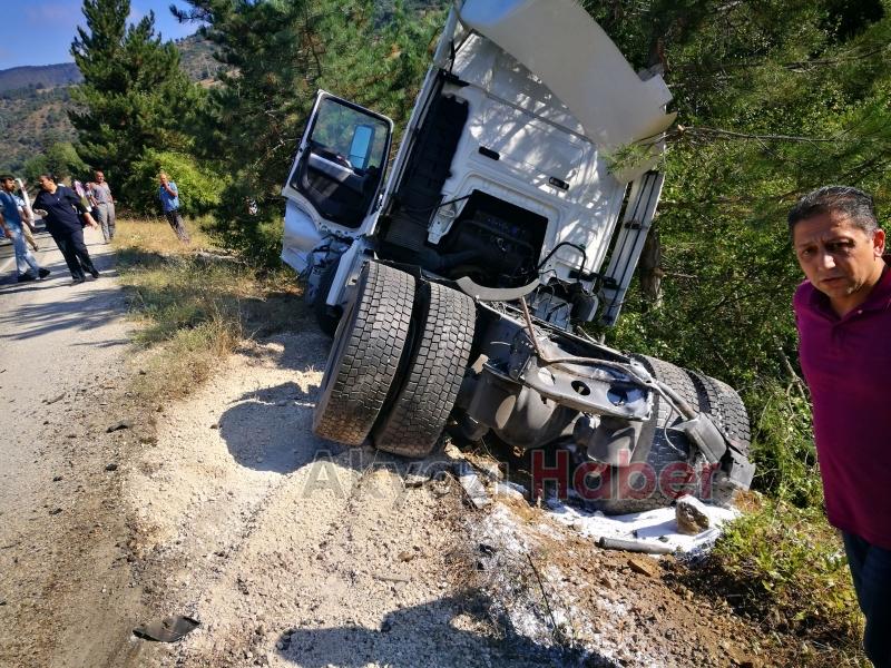 TIR İle Otomobil Çarpıştı 1 Ölü 1 Yaralı 