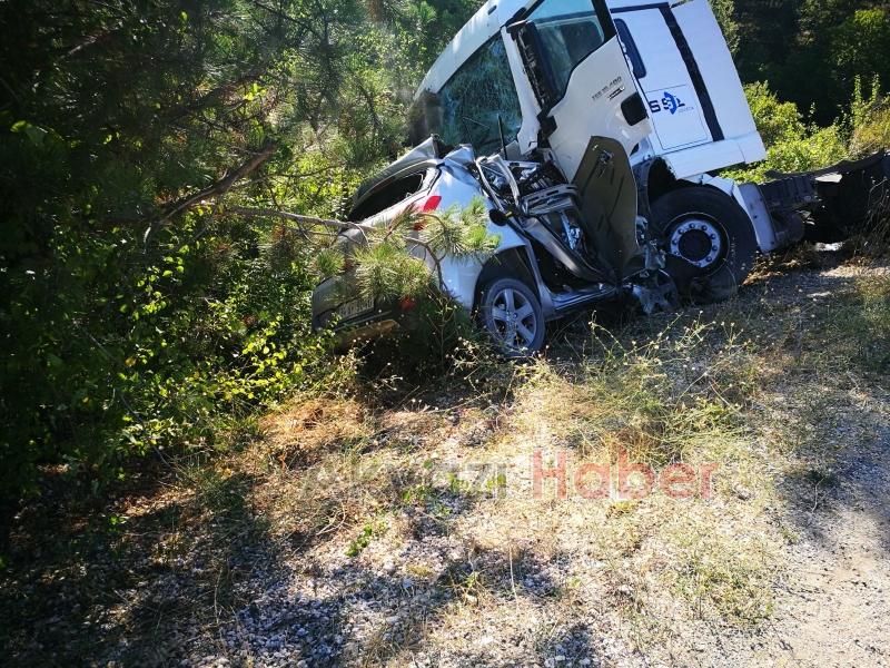 TIR İle Otomobil Çarpıştı 1 Ölü 1 Yaralı 