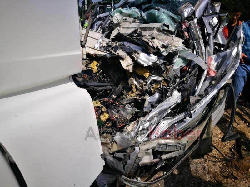 TIR İle Otomobil Çarpıştı 1 Ölü 1 Yaralı 