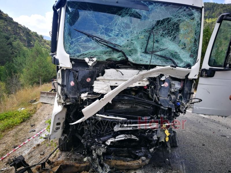 TIR İle Otomobil Çarpıştı 1 Ölü 1 Yaralı 