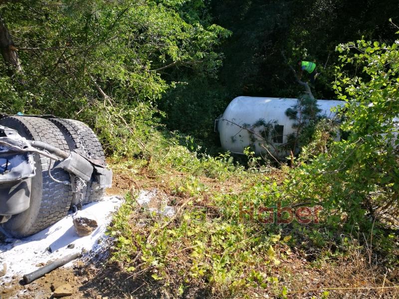 TIR İle Otomobil Çarpıştı 1 Ölü 1 Yaralı 