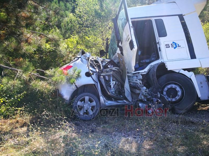 TIR İle Otomobil Çarpıştı 1 Ölü 1 Yaralı 