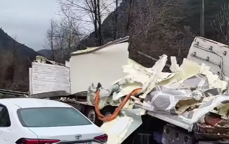 Tır kaza yaptı etler etrafa dağıldı