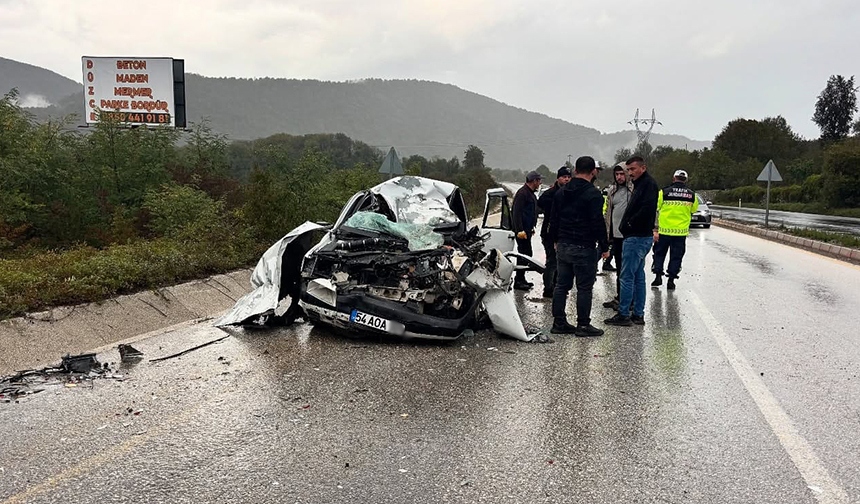 Tıra çarpan otomobilin sürücüsü yaşam savaşı veriyor