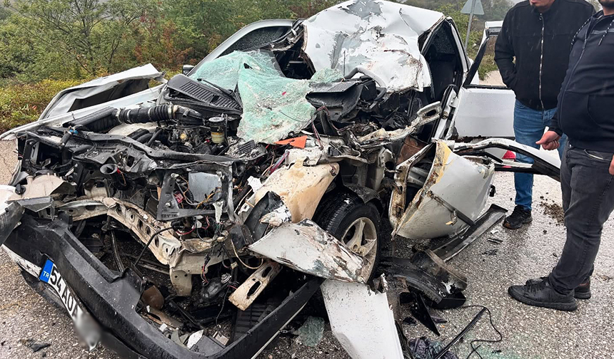 Tıra çarpan otomobilin sürücüsü yaşam savaşı veriyor