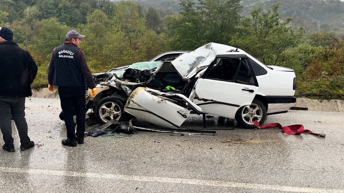 Tıra çarpan otomobilin sürücüsü yaşam savaşı veriyor
