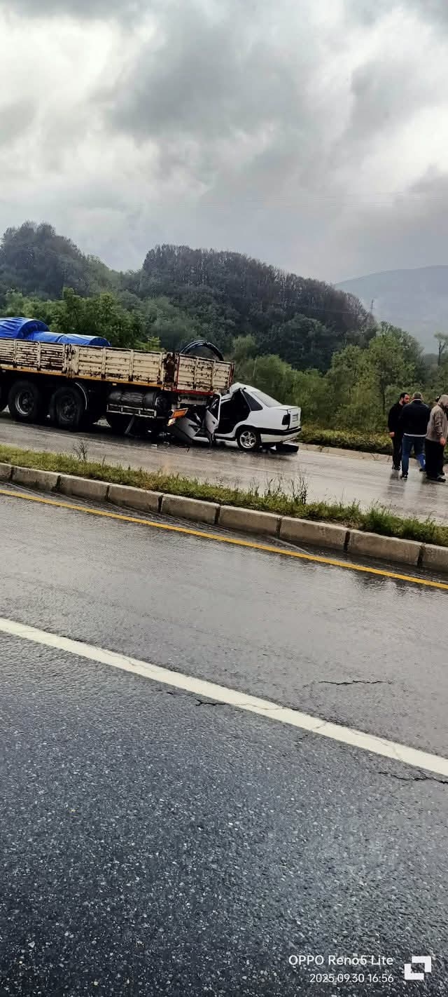 Tıra çarpan otomobilin sürücüsü yaşam savaşı veriyor
