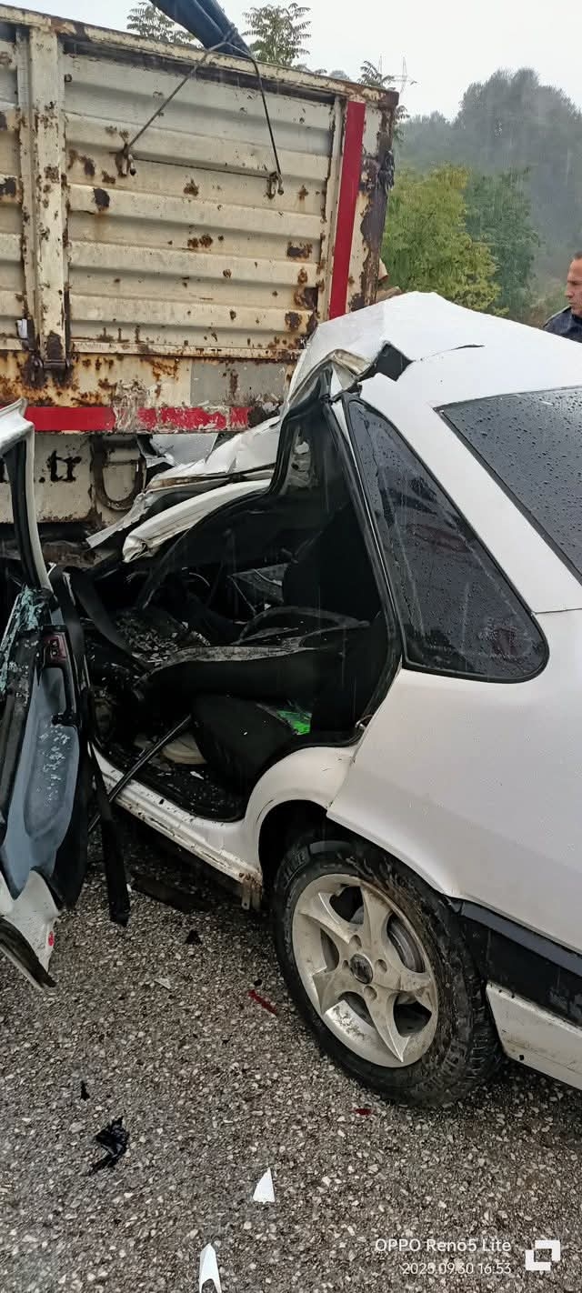 Tıra çarpan otomobilin sürücüsü yaşam savaşı veriyor