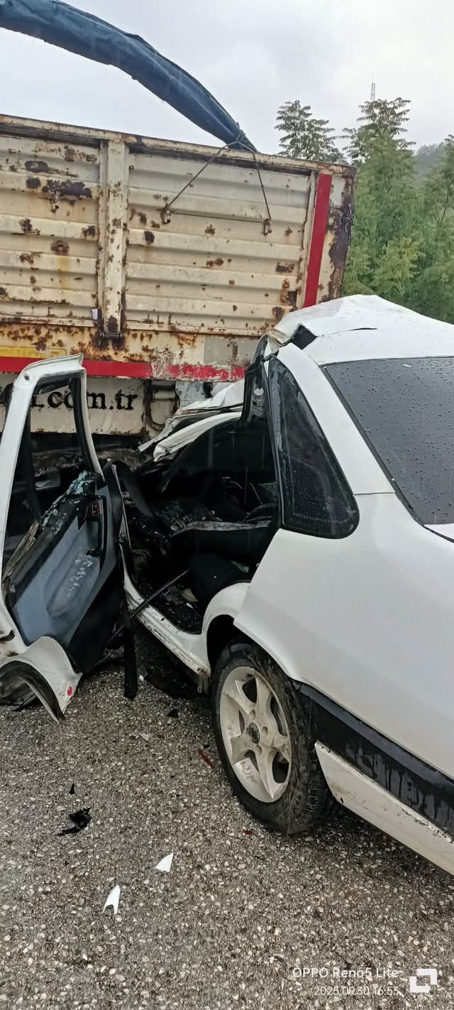 Tıra çarpan otomobilin sürücüsü yaşam savaşı veriyor