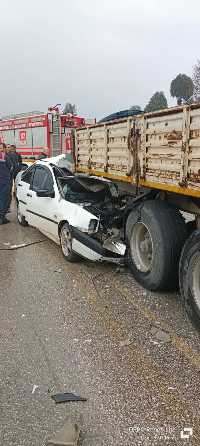 Tıra çarpan otomobilin sürücüsü yaşam savaşı veriyor